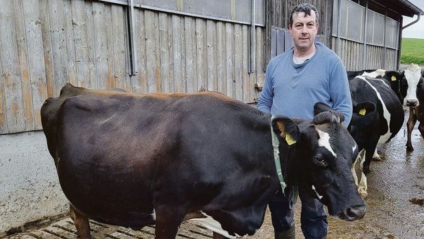 Beat Schürch und sei Beat Schürch und seine Narzisse, die erste «richtige» Kiwi-Cross, die der Meisterlandwirt gezüchtet hat.