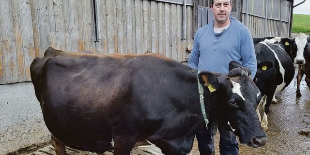 Beat Schürch und seine Narzisse, die erste «richtige» Kiwi-Cross, die der Meisterlandwirt gezüchtet hat. 