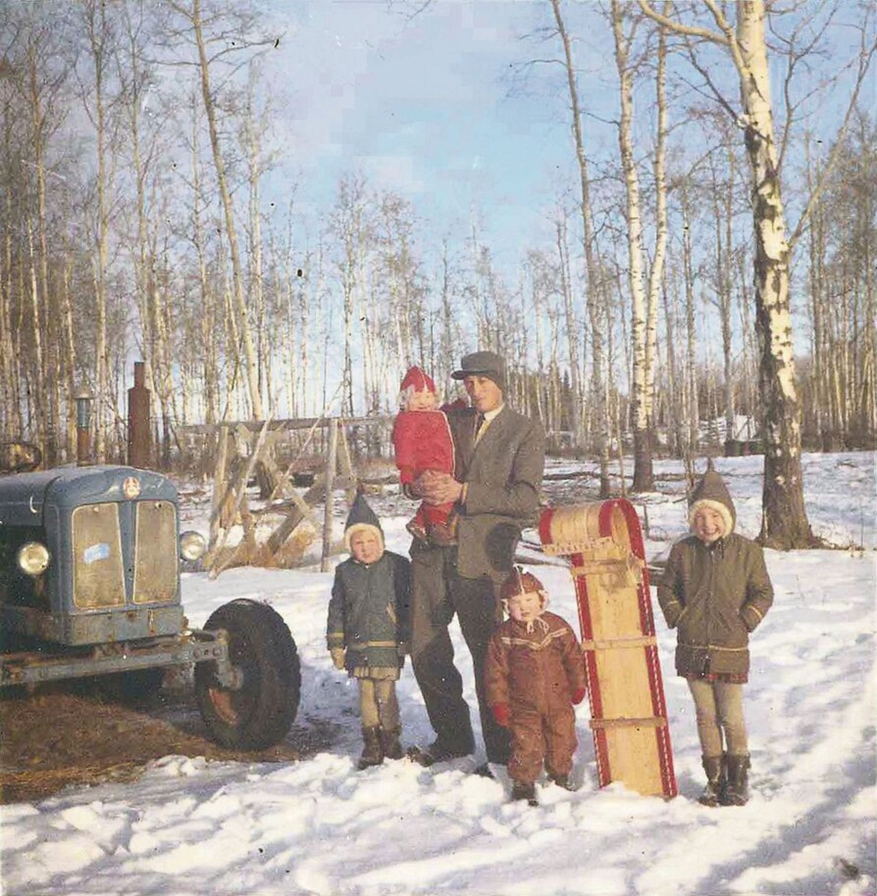 Vater Stamm mit einem der legendären Fordson-500-Traktoren und seinen Töchtern, darunter unsere Autorin (r.). Wer kein Geld hat, weiss sich sonst zu helfen: Vater fällte einige Bäume und stellte daraus ein Gerüst für den Stall auf (Bild rechts).