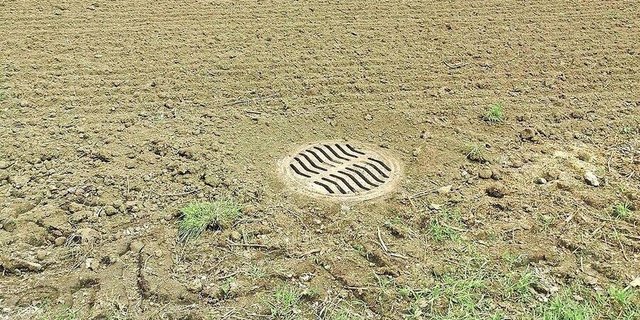Bei solchen offenen Schächten im Ackerland ist das Risiko hoch, dass Pflanzenschutzmittel und Nährstoffe in Gewässer eingetragen werden.