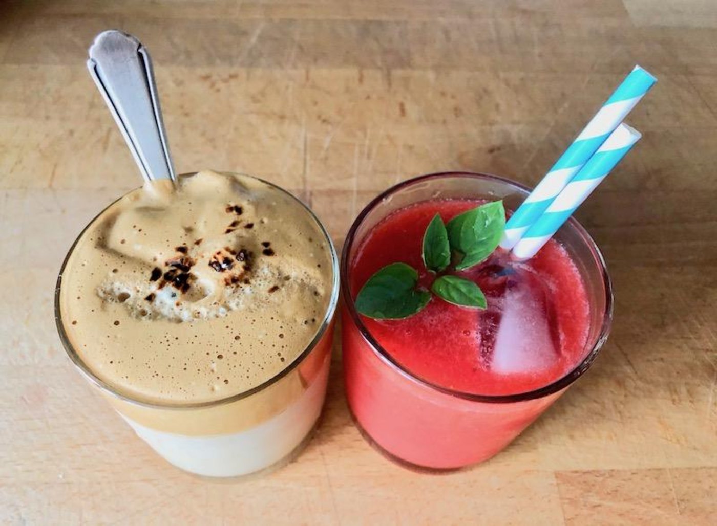 Coole Drinks für zu Hause: Luftiger Eiskaffee und Erdbeer-Limes. (Bild et)