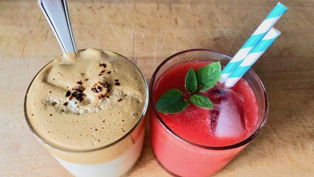 Coole Drinks für zu Hause: Luftiger Eiskaffee und Erdbeer-Limes. (Bild et)