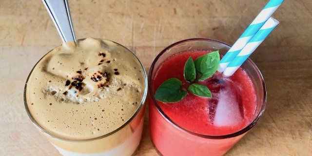 Coole Drinks für zu Hause: Luftiger Eiskaffee und Erdbeer-Limes. (Bild et)