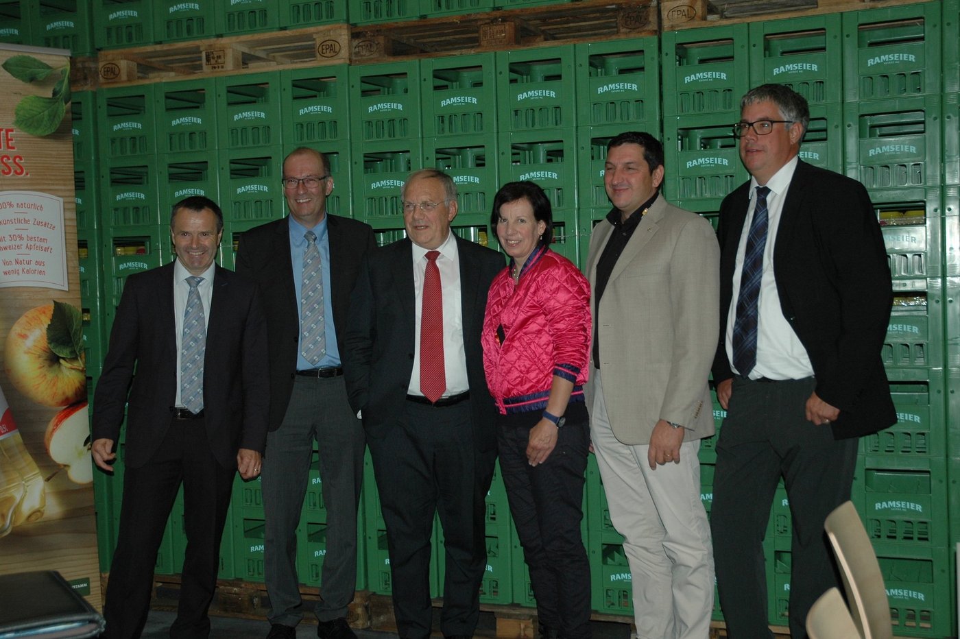 Rührten in Sursee die Werbetrommel für die Ernährungssicherheit: Urs Schneider und Markus Ritter, SBV; BR Johann Schneider-Ammann, Olympiasiegerin Vreni Schneider, Luzerner Gewerbepräsident Roland Vonarburg und Gastgeber Christian Consoni, CEO Ramseier Suisse (v. l. n. r.).    (Bild aem)