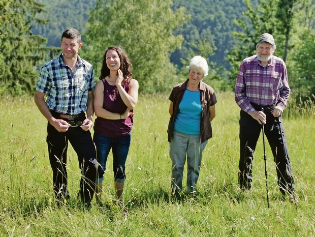 Wiesenmeisterschaft: Pro Natura zeichnet besonders wertvolle Flächen im Baselbiet aus Markus Schmidlin (links) holte zusammen mit seiner Familie den ersten Preis bei den Trespenwiesen im Talgebiet.(Bilder sb)