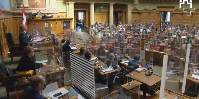 Die Wirtschaftskommission des Nationalrats debattierte in der Sondersession über die Motion Munz und die Parlamentarische Initiative «Stopp dem ruinösen Preisdumping (...)», welche vorsehen, den Einzelkulturbeitrag für Zuckerrüben bei 2100 Franken pro Hektare und Jahr zu belassen. Diese Motion wurde nun im Nationalrat angenommen. (Bild Screenshot) 