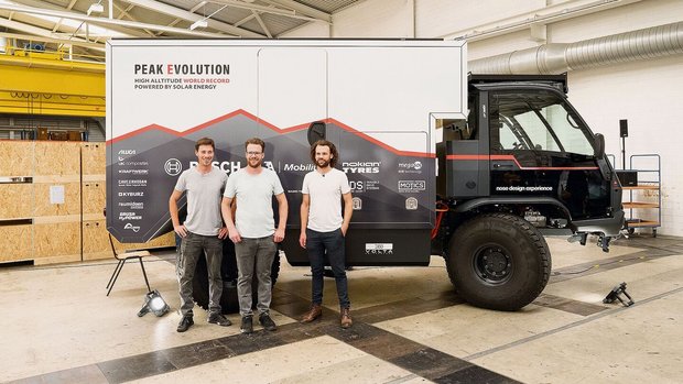 David Pröschel und d David Pröschel und die Brüder David und Patrik Koller wollen mit ihrem Terren die Leistungsfähigkeit von Elektrofahrzeugen unter Beweis stellen. Ihr Ziel ist kein geringeres als der Welthöhenrekord für Fahrzeugfahrten.