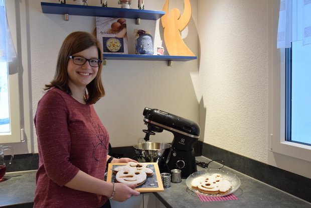 Die Gewinner in des Guetzli-Wettbewerbs der BauernZeitung: Nicole Aschwanden aus Seelisberg UR. Sie bäckt regelmässig. Ab jetzt macht sie ihre Spitzmädchenteige und vieles mehr mit der gewonnenen Küchenmaschine. (Bilder Jasmine Baumann)