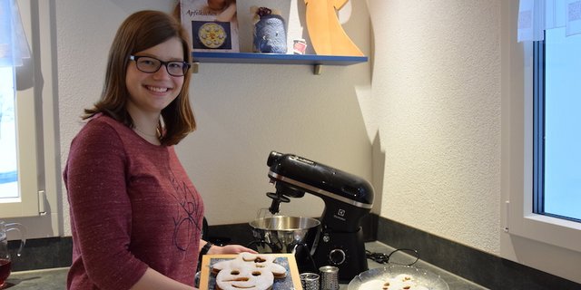 Die Gewinner in des Guetzli-Wettbewerbs der BauernZeitung: Nicole Aschwanden aus Seelisberg UR. Sie bäckt regelmässig. Ab jetzt macht sie ihre Spitzmädchenteige und vieles mehr mit der gewonnenen Küchenmaschine. (Bilder Jasmine Baumann)