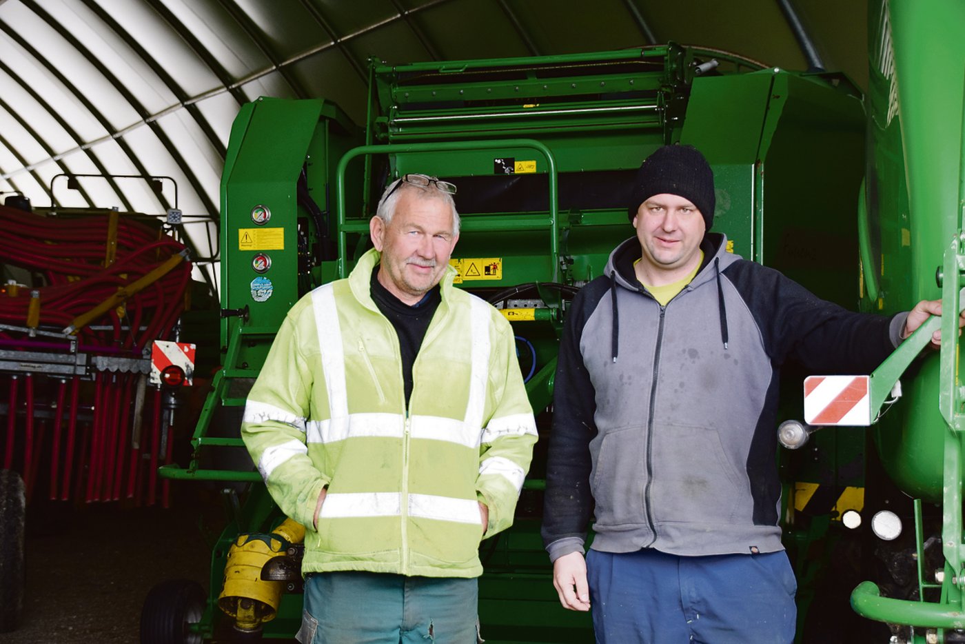 Hans und Michael Rohrbach führen den Betrieb in einer Generationengemeinschaft. (Bild jba)
