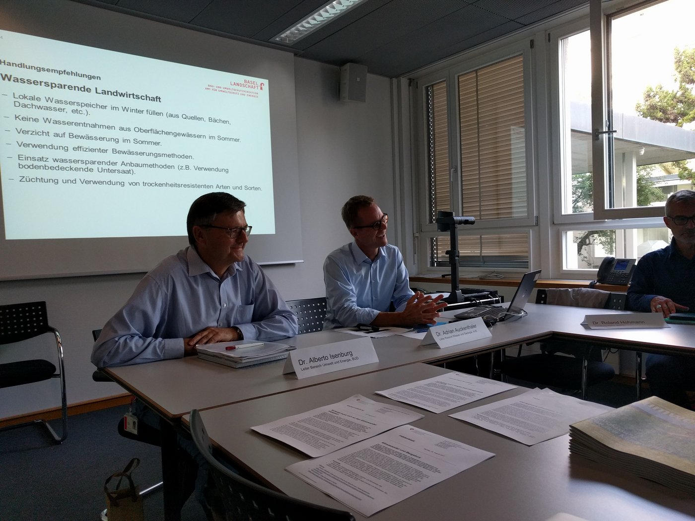 Dr. Alberto Isenburg, Dr. Adrian Auckenthaler und Dr. Roland Hohmann präsentieren Handlungsempfehlungen für die Landwirtschaft.