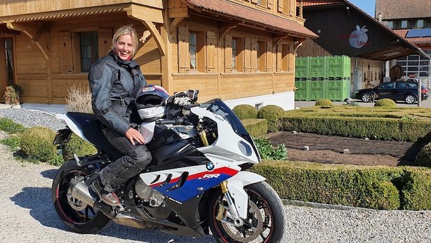 Daniela Meyer fährt leidenschaftlich gerne Motorrad. Sie war auch schon mit Jacques Cornu, dem erfolgreichen Schweizer Motorradrennfahrer, unterwegs. (Bilder Marie-Isabelle Bill)