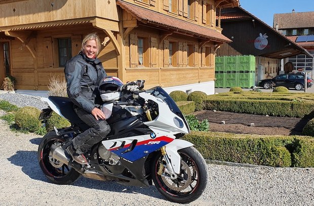 Bäuerinnenporträt: Mit Vollgas zurück zu den Wurzeln Daniela Meyer fährt leidenschaftlich gerne Motorrad. Sie war auch schon mit Jacques Cornu, dem erfolgreichen Schweizer Motorradrennfahrer, unterwegs. (Bilder Marie-Isabelle Bill)
