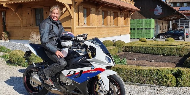 Daniela Meyer fährt leidenschaftlich gerne Motorrad. Sie war auch schon mit Jacques Cornu, dem erfolgreichen Schweizer Motorradrennfahrer, unterwegs. (Bilder Marie-Isabelle Bill)