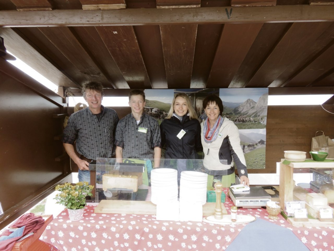 Sarah und Niklaus Elsener betreiben mit der Familie in Giswil den Biohof und die Alp Jänzimatt.