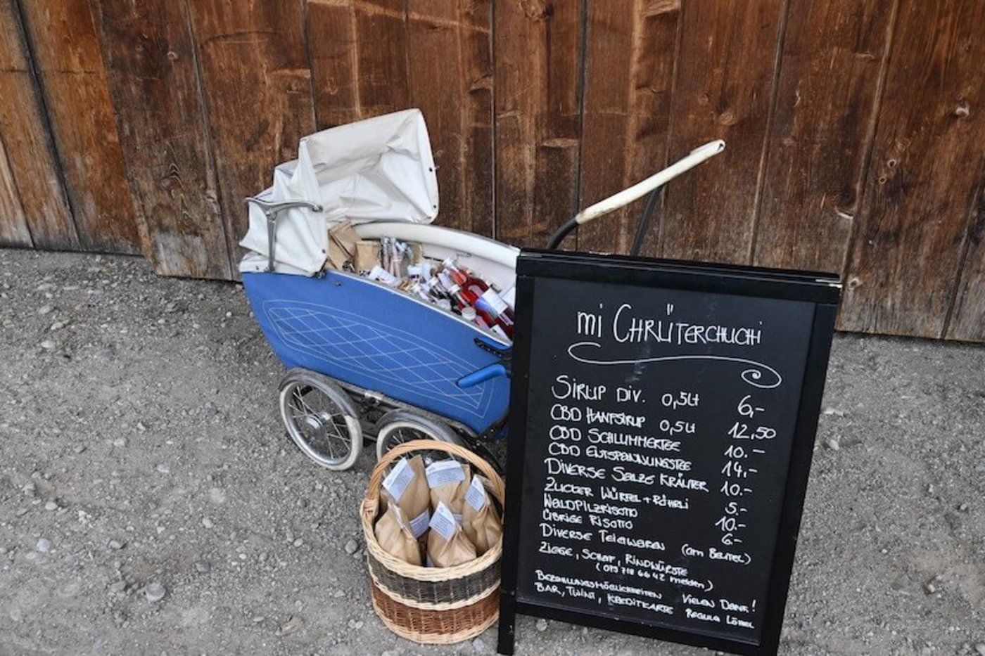 35 Sorten Sirup macht die Landfrau selber. Sie verkauft sie auch in ihrem kleinen «Hoflädeli», dem Kinderwagen. 