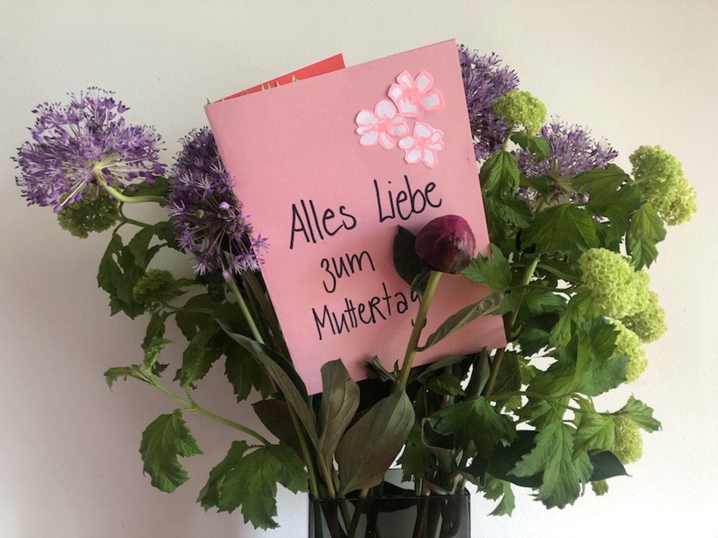 Auch auf der Umschlagseite dürfen ein paar Blumen als Verzierung nicht fehlen.
