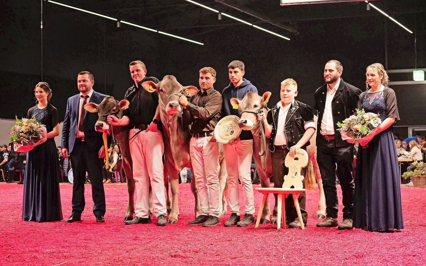 OB/BS Rinder: Mention: M&M`s Hank Santa; Reserve: Siegenthaler`s Barca Lavendel; Champion: Rasimus Rose (v.l.n.r.).