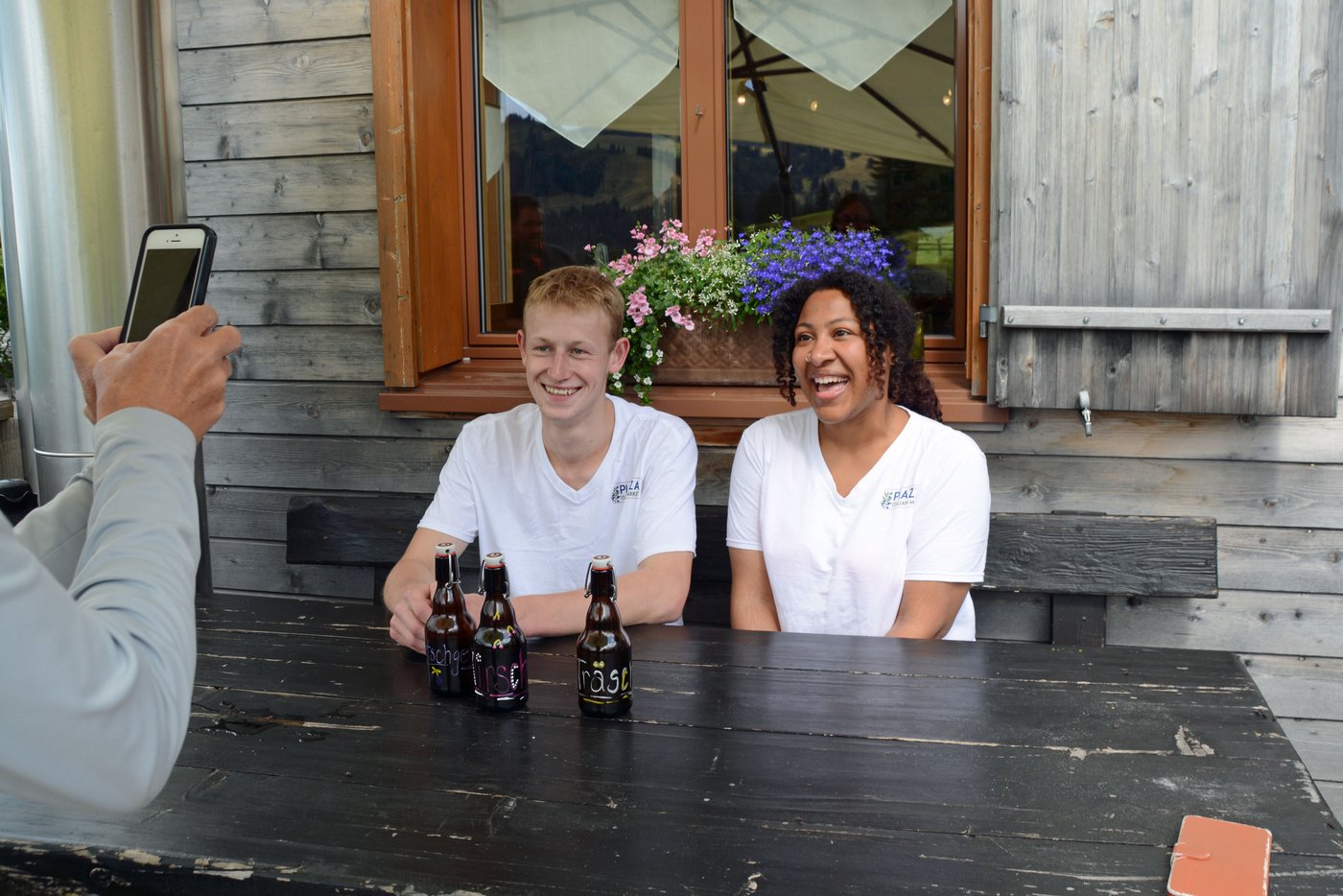Brandy McKinney mit Thomas Hofstetter, dem Käser auf der Alp Äbnistetten.