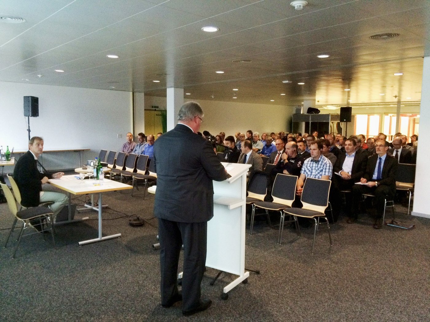 "Führen Sie mich nicht aufs Glatteis": Markus Zemp eröffnet die BOM-Versammlung in der Berner Curlinghalle. (Bild akr)