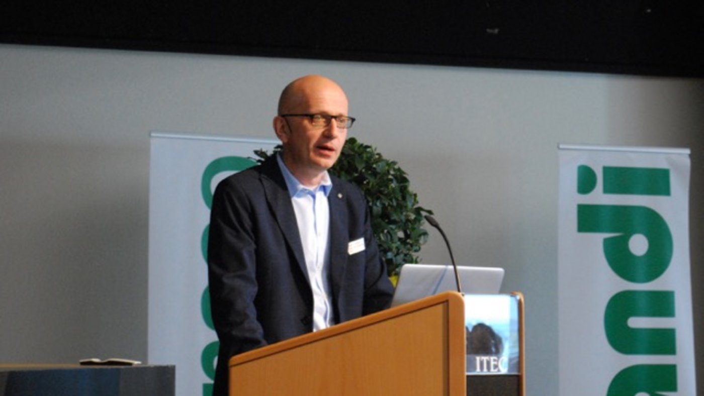 Pietro Realini, Direktor Produktion und Logistik bei Zweifel, will ab 2018 Anbauverträge mit Schweizer Holl-Raps-Produzenten machen. (Bilder jba)