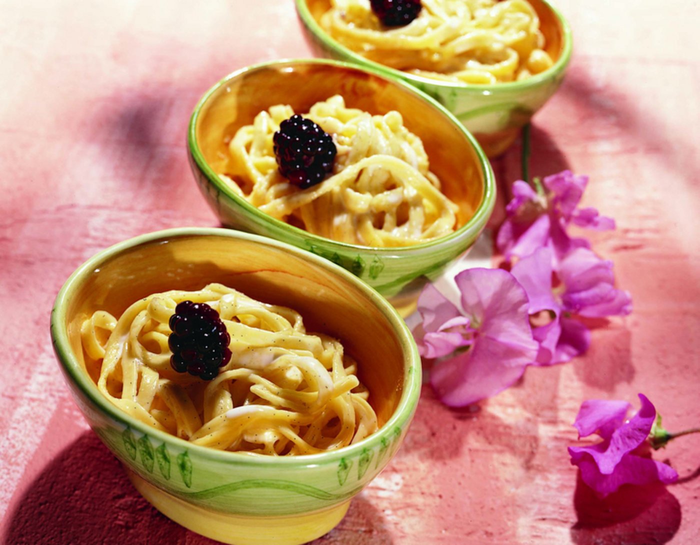 Vanillenudeln mit Brombeeren. (Bild Swissmilk)