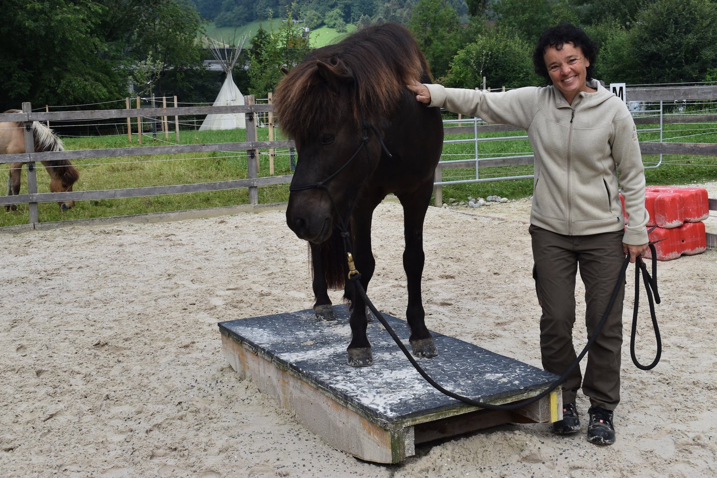 und besteigt eine Wippe. Liliane Wydler freut sich darüber. (Bilder lae)