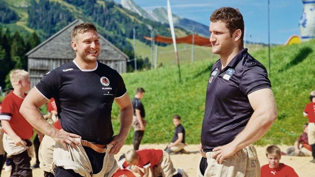Curdin Orlik (links) Curdin Orlik (links) trainiert «eigentlich nie» mit seinem Bruder Armon. Für den Nachwuchs sind die beiden in Wildhaus gewesen und haben zu Lernzwecken zusammengegriffen.