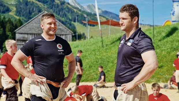 Curdin Orlik (links) Curdin Orlik (links) trainiert «eigentlich nie» mit seinem Bruder Armon. Für den Nachwuchs sind die beiden in Wildhaus gewesen und haben zu Lernzwecken zusammengegriffen.