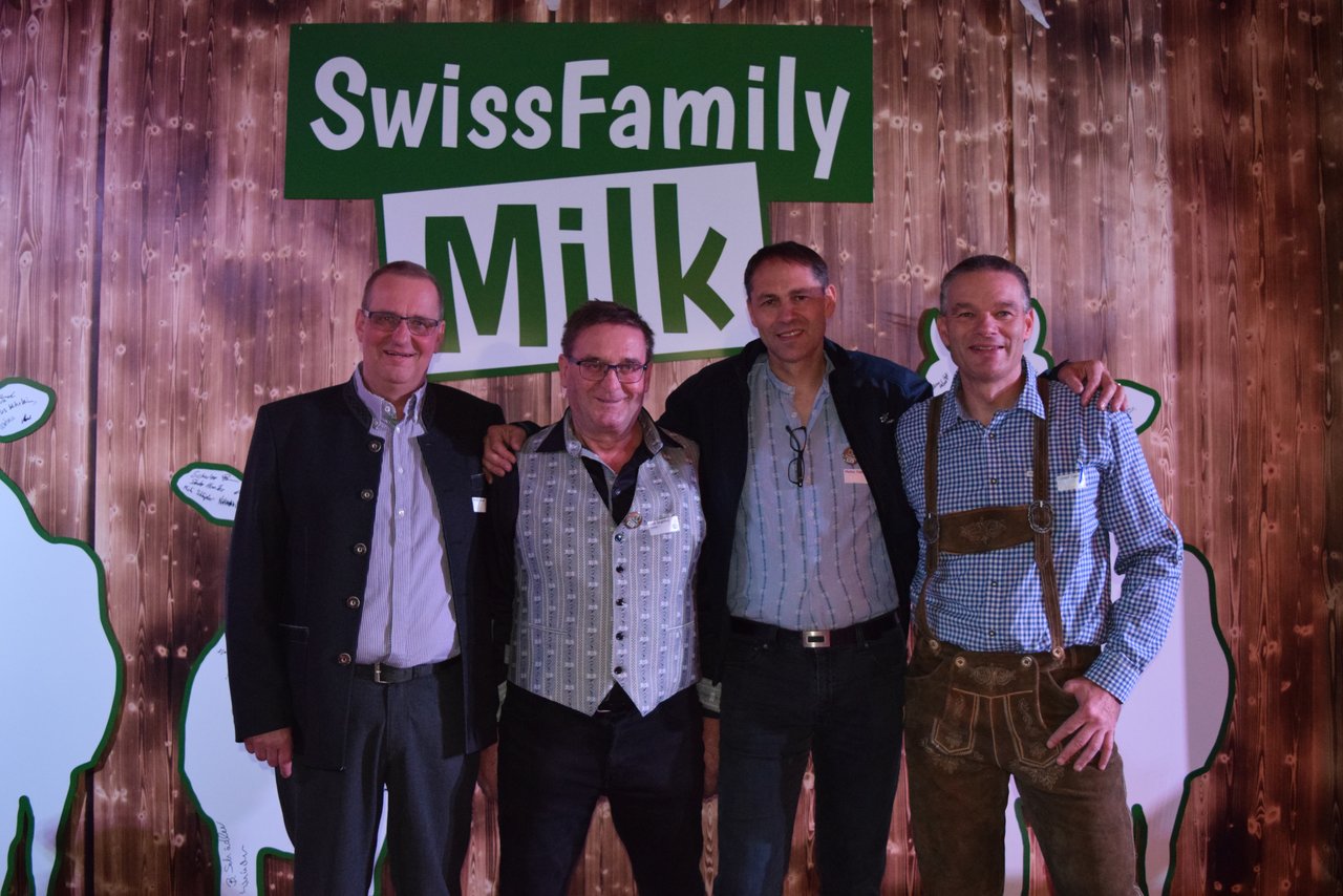 Markus Forster, Godi Siegfried, Markus Züger und Christof Züger (v.l.n.r.) vor dem «Swiss Family Milk»-Logo. (Bilder sgi) 