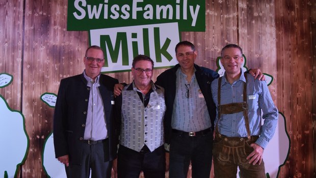 Markus Forster, Godi Siegfried, Markus Züger und Christof Züger (v.l.n.r.) vor dem «Swiss Family Milk»-Logo. (Bilder sgi) 