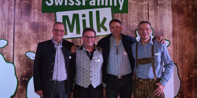 Markus Forster, Godi Siegfried, Markus Züger und Christof Züger (v.l.n.r.) vor dem «Swiss Family Milk»-Logo. (Bilder sgi) 
