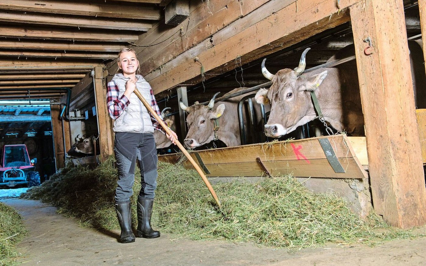 Luzia Bieri in ihrem Element: Neben ihrer Arbeit als Pflegefachfrau hilft die Entlebucherin gerne daheim auf dem Betrieb mit. 