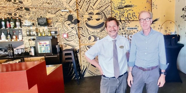 Geschäftsführer Jürg Kriech (l.) und Präsident Jürg Simon an der DV im Bierhübeli Bern. Mit diesem besteht eine Raclette-Partnerschaft.