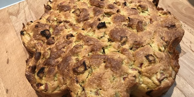 So sieht der Kuchen aus, wenn er aus dem Ofen kommt.  Die Rhabarbern sind versunken. (Bilder fj)