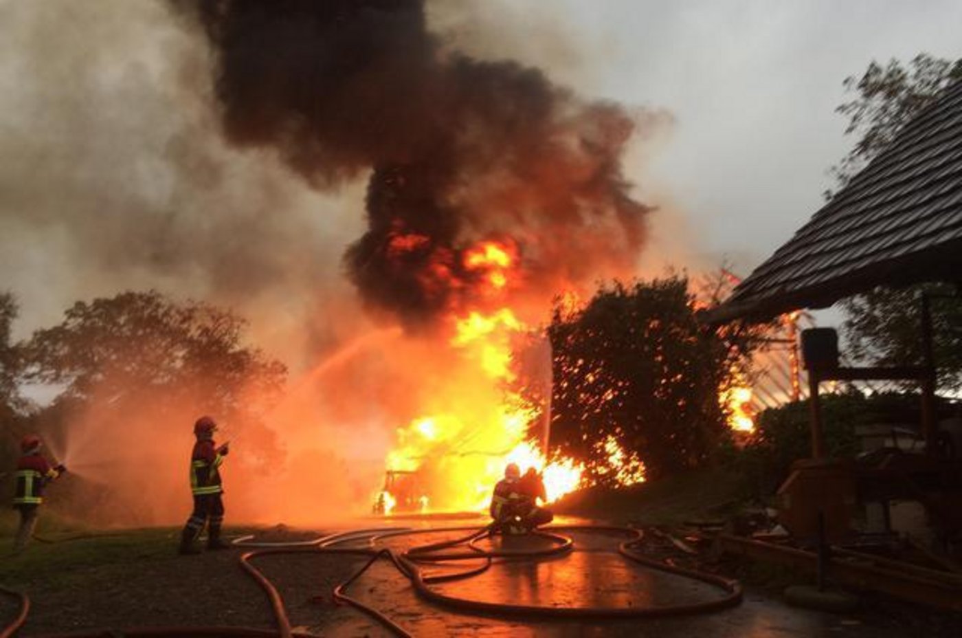 Die Feuerwehr rückte mit 80 Einsatzkräften an. (Bild pd)