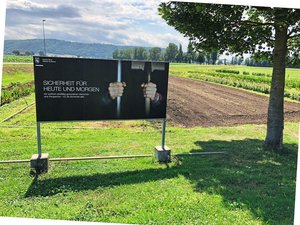 Erst auf den zweiten Erst auf den zweiten Blick erkennt man, dass auf dem Plakat der JVA eine Hand ein Zellengitter und die andere den Stiel einer Schaufel umfasst.