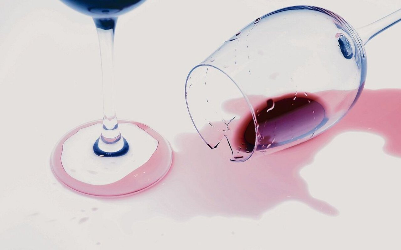 Bei einer Alkoholsucht gehen nicht nur Gläser, sondern auch Beziehungen oder ganze Leben in die Brüche. 