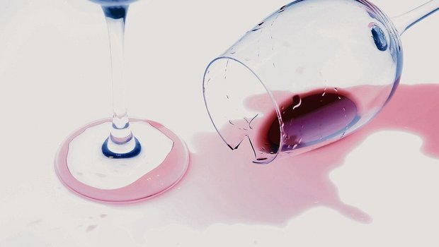 Bei einer Alkoholsuc Bei einer Alkoholsucht gehen nicht nur Gläser, sondern auch Beziehungen oder ganze Leben in die Brüche.
