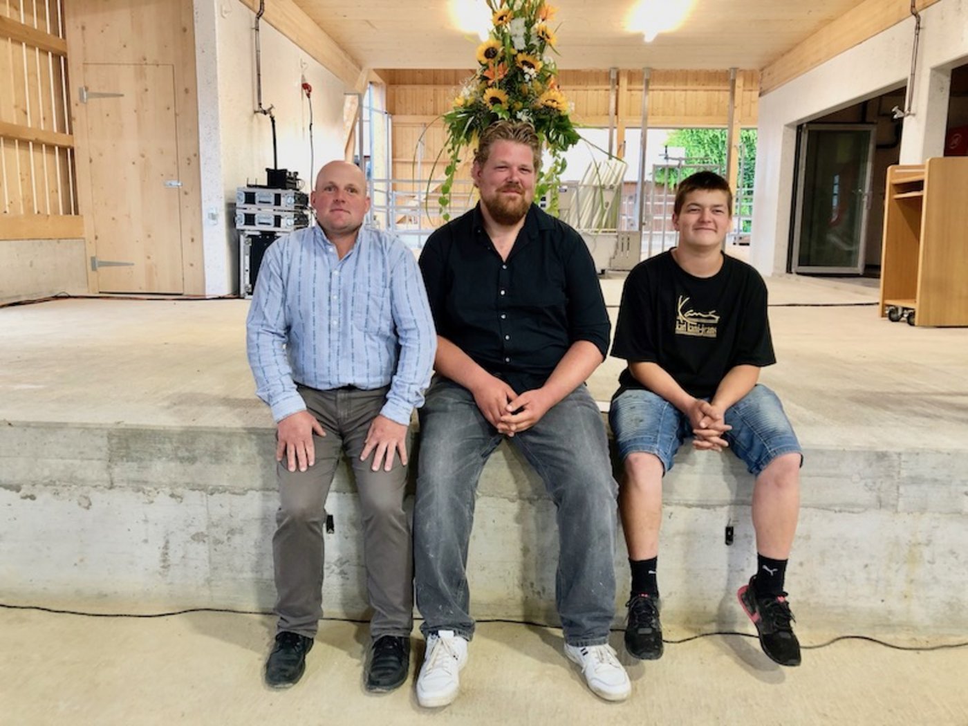 Agrarpraktiker ( v. n. r.): Marcel Elliker, Patrick Perrenoud  und David-Steven Steiner .Sie haben das Attest EBA bestanden. Auf dem Bild fehlt Tom Henz.