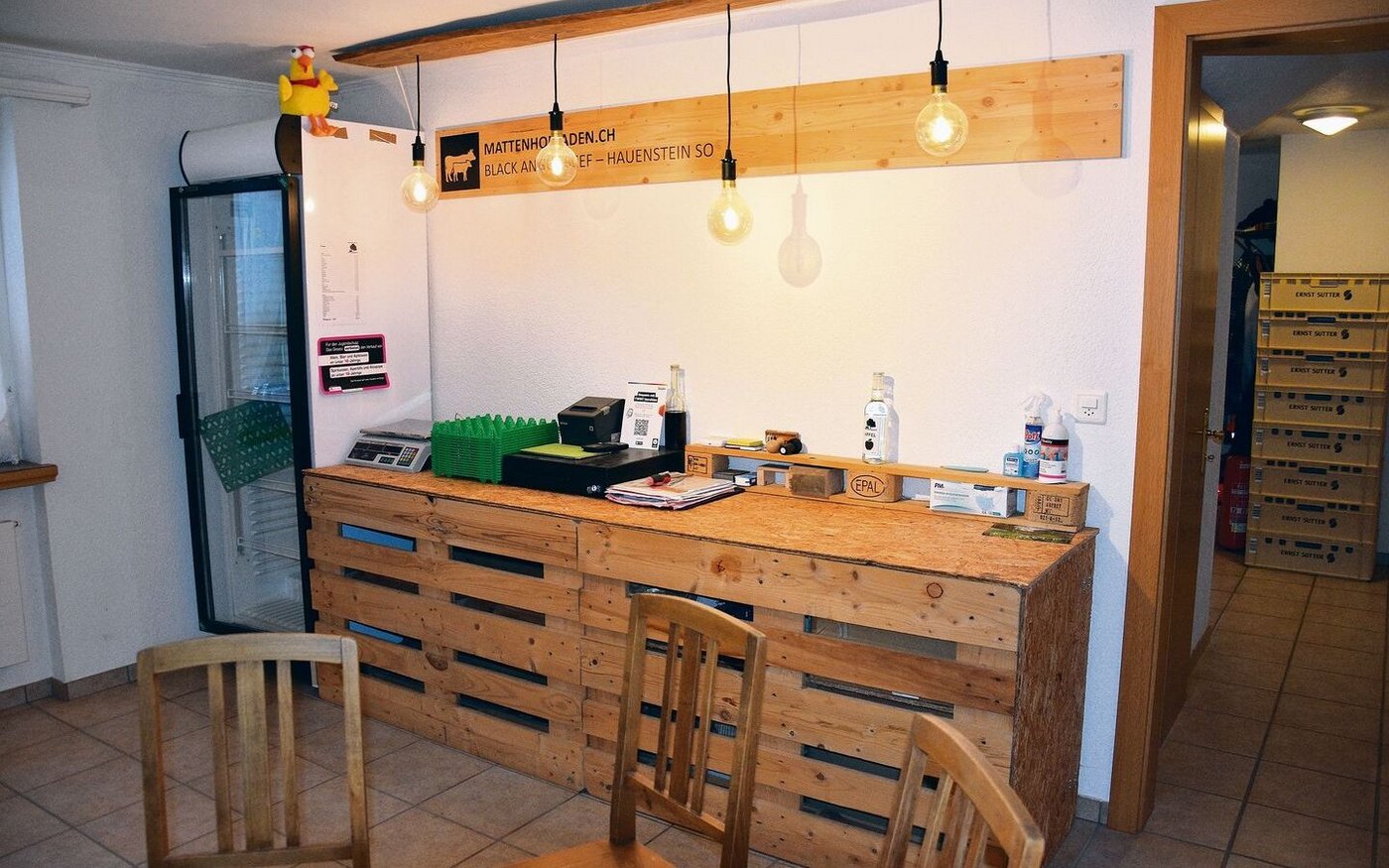 Nussbaumers haben einen Empfangsraum für den Fleischverkauf sorgfältig eingerichtet.