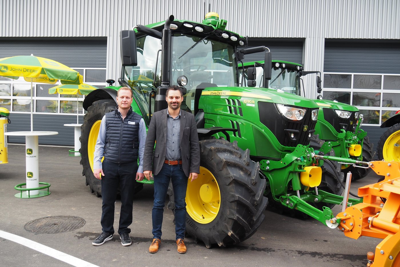 Mathias Oeler (links) leitet das Team in Henau. Armin Segmüller ist der Leiter der Robert Aebi Landtechnik AG.