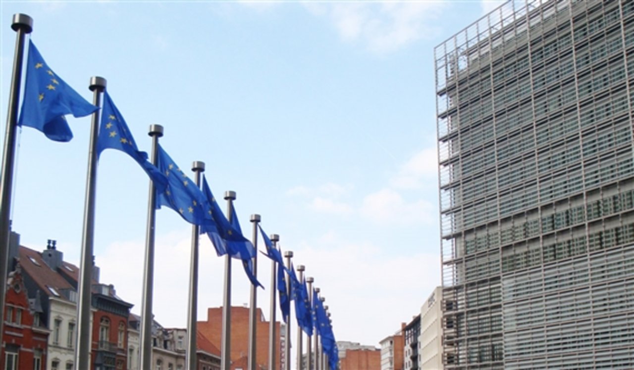 EU-Flaggen vor dem Sitz der EU-Kommission in Brüssel. (Bild ji) 
