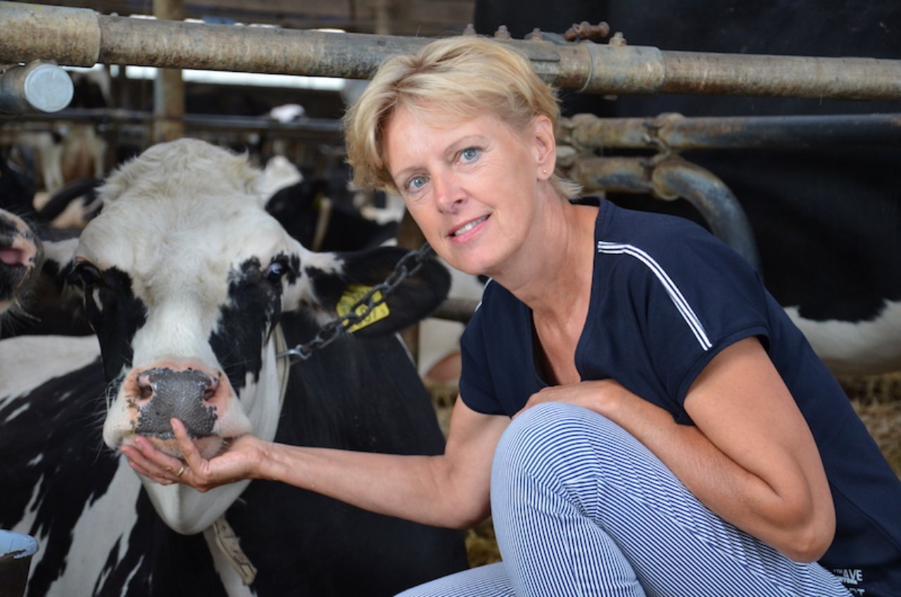 Willemien Verbeeks Herz schlägt für Kühe. Trotzdem entschied sie sich, das Melken aufzugeben, da der Milchpreis zu tief war. Für eine Neuorientierung kam sie in die Schweiz an die Agrama. (Bild und Video Marianne Stamm/Schnitt Bauz)
