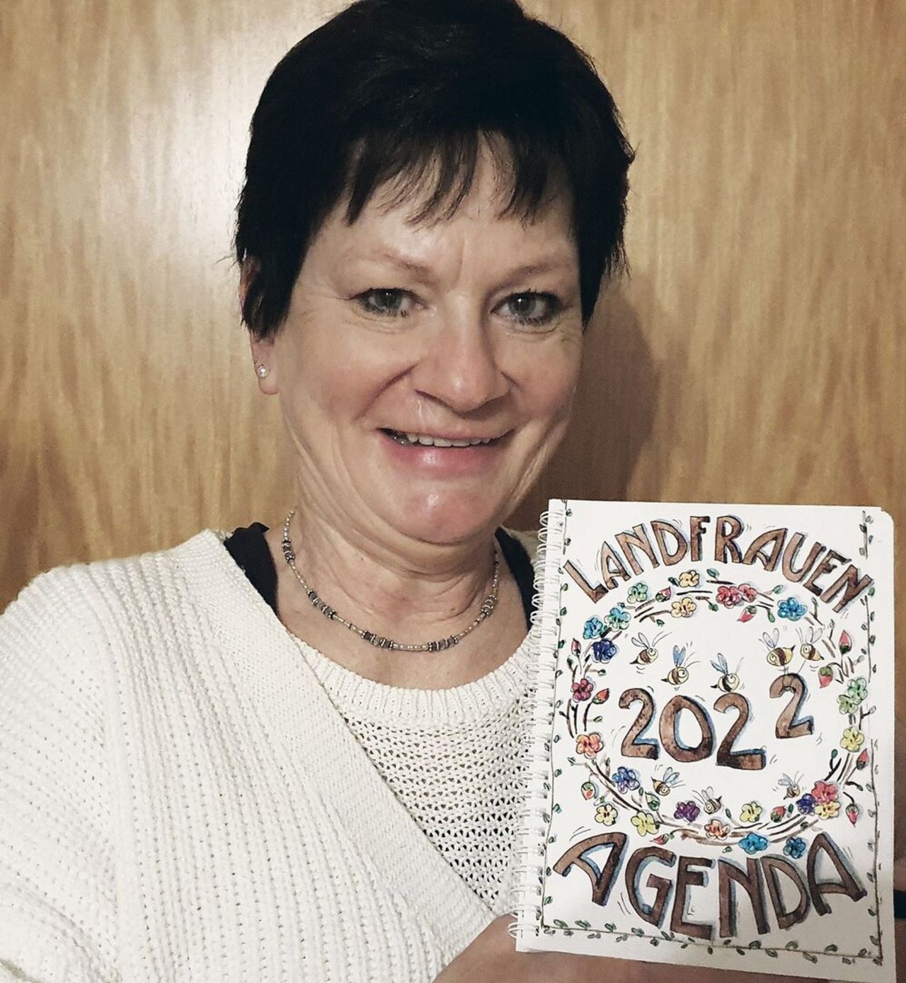 Helen Schmid mit der aktuellen Ausgabe.