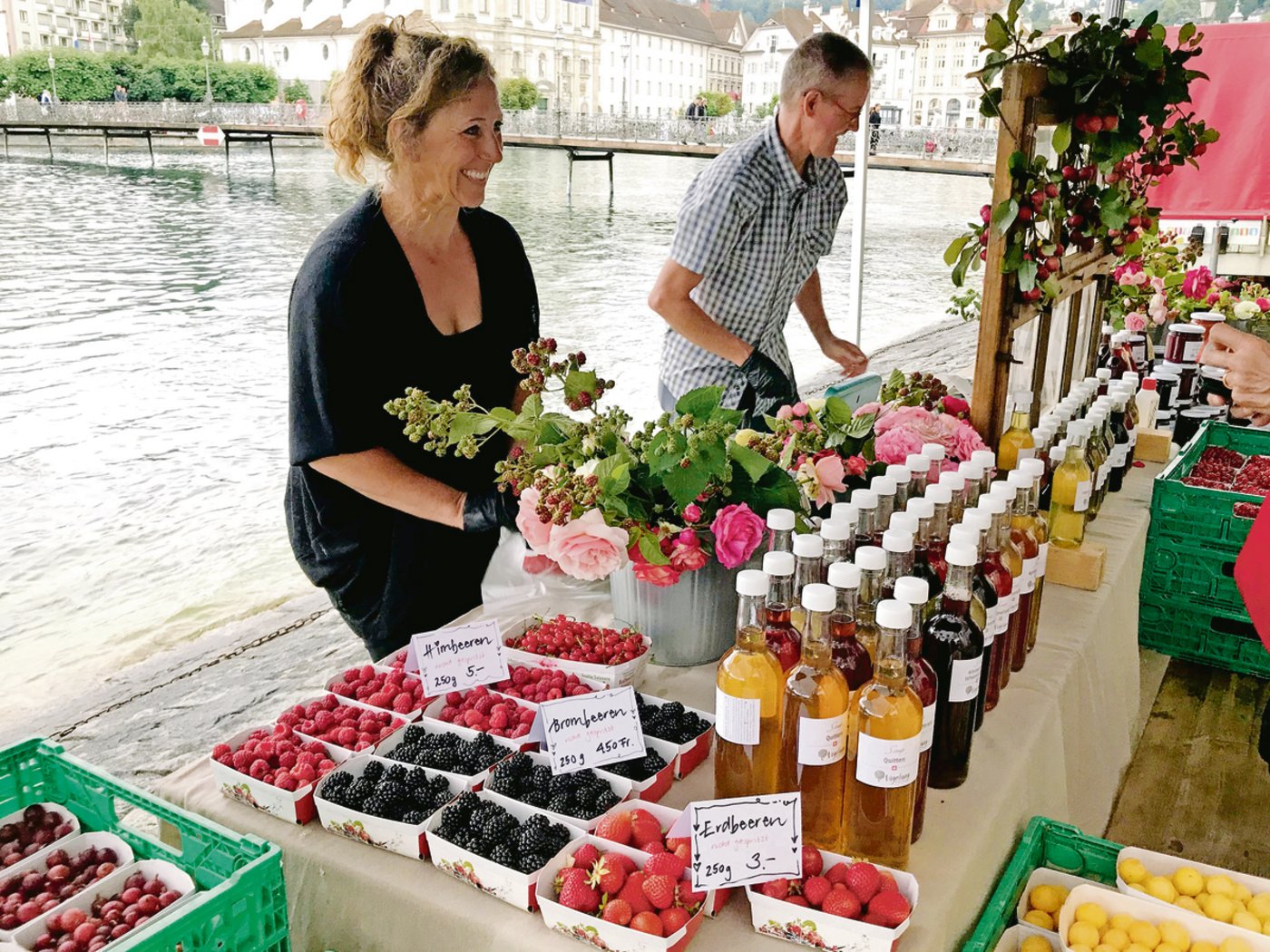 Ursula Bucher mit ihrem Cousin Cornel am Wochenmarkt in Luzern. Das Angebot ist farbig und vielseitig.(Bild fj)