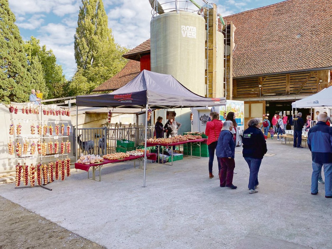 Hofanlässe sollten über die Betriebshaftpflichtversicherung gedeckt werden. Diese übernimmt mögliche finanzielle Schäden, wenn ein Besucher verunfallt. (Bild Simone Barth)