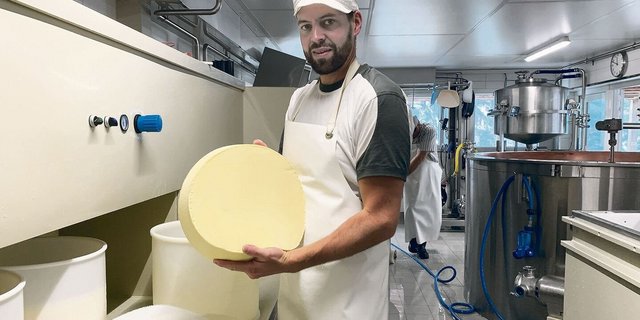 Florentin Spichtig beim Wenden der Käse-Mutschli.