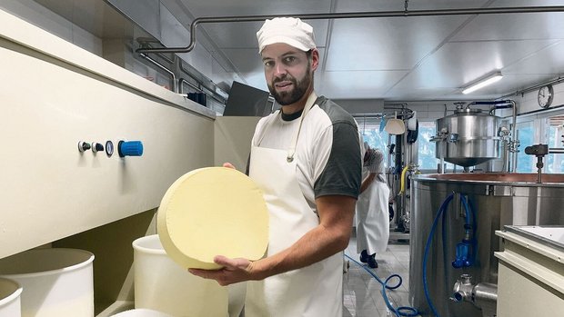 Florentin Spichtig beim Wenden der Käse-Mutschli.