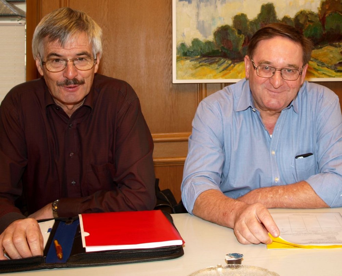 Roland Werner (l.) und Godi Siegfried überbrachten die rund 130 Unterschriften. Bild Mario Tosato